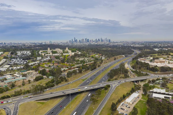 Aerial photo of highway traffic and Melbourne city — Stock Photo, Image