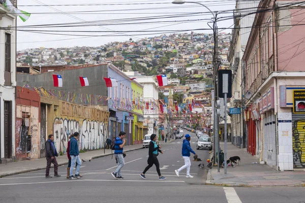 La population locale marche dans une rue de Valparaiso — Photo