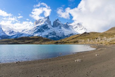 Cuernos del Paine dağlar Torres del Paine Milli Parkı'nda Şili