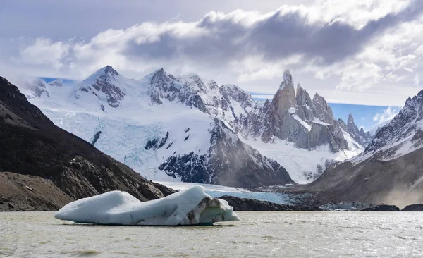 Cerro Torre montanha no Parque Nacional Los Glaciares, na Argentina — Fotografia de Stock