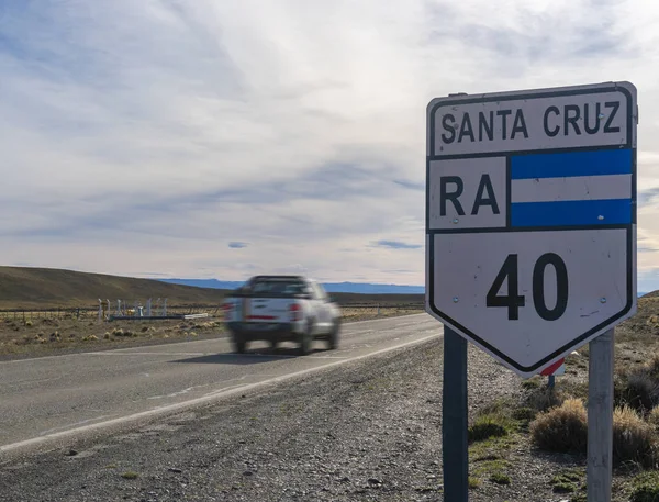 Car travelling on Route 40 in Argentina — Stock Photo, Image