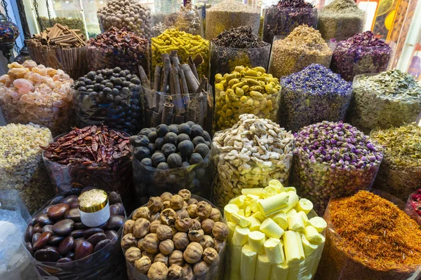 Especiarias árabes para venda em um mercado em Dubai — Fotografia de Stock