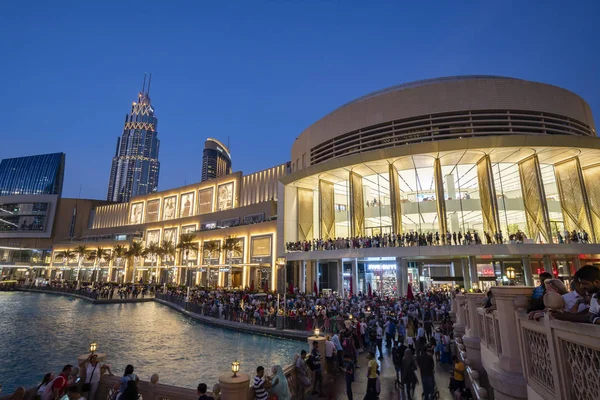 Pessoas que visitam o Dubai Mall nos Emirados Árabes Unidos — Fotografia de Stock