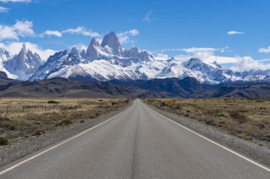 Yol için Monte Fitz Roy Arjantin