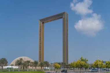 Dubai çerçeve görünümünü mavi gökyüzü karşı