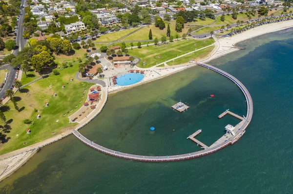 Foto aérea de un recinto de natación en Geelong, Australia — Foto de Stock