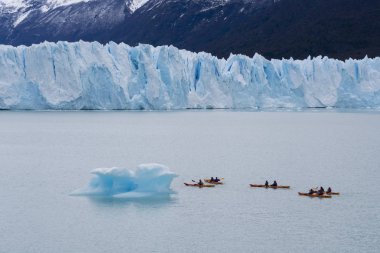 Perito Moreno Buzulu Arjantin yakınındaki Kayak turist