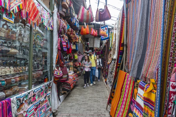Turistas visitan un mercado cerca de Machu Picchu en Perú — Foto de Stock