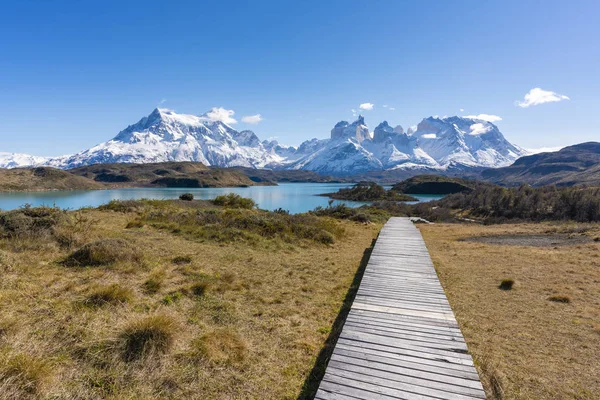 Montagnes et lac dans le Parc National de Torres del Paine au Chili — Photo