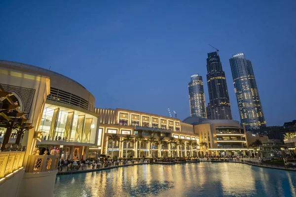 Personnes visitant le Dubai Mall aux EAU — Photo