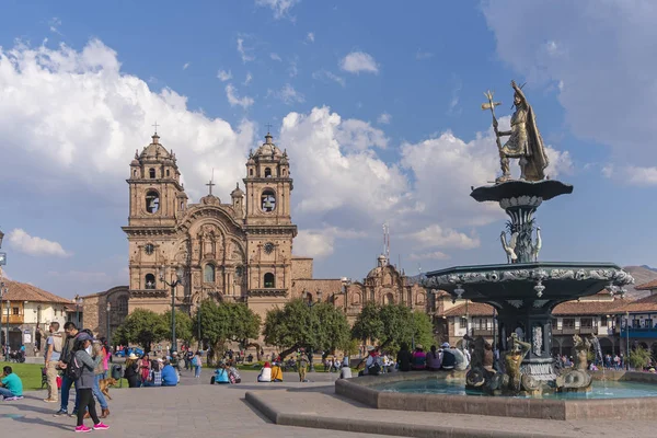 Menschen besuchen Plaza de Armas in Cusco lizenzfreie Stockfotos