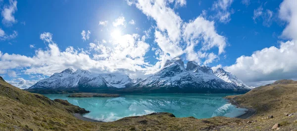 Montagnes Cuernos del Paine dans le parc national de Torres del Paine au Chili — Photo