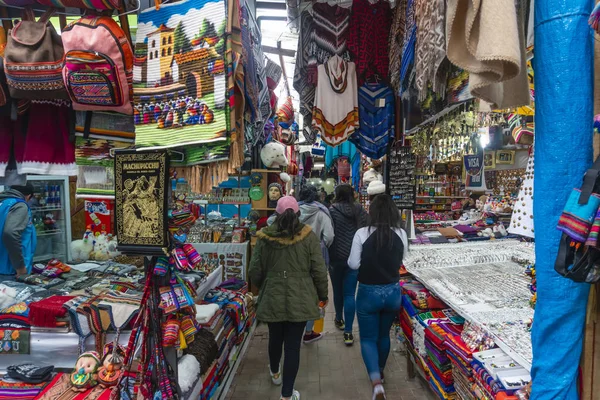Touristes visitant un marché près de Machu Picchu au Pérou — Photo