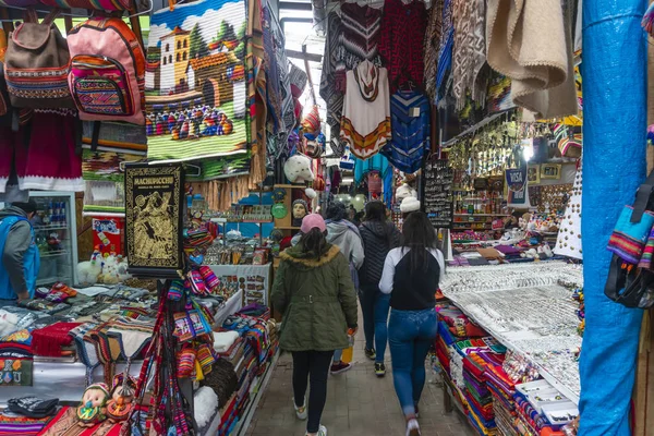 Tourists visiting a market near Machu Picchu in Peru — Stock Photo, Image