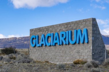 El Calafate Glaciarium Müzesi girişinde imzalamak