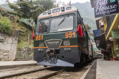 Machu Picchu istasyonunda gelen Peru raylı tren