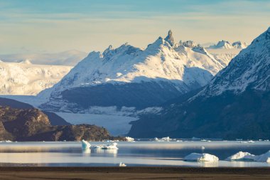 Gri buzul ve gri gölde Torres del Paine Millî Parkı