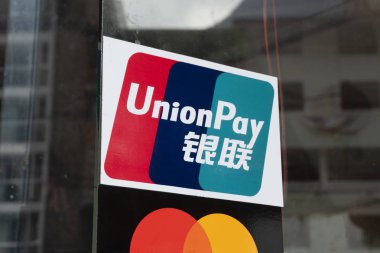 Cusco, Peru - Eyl 15, 2018: Yakın çekim Unionpay işareti outisde Peru bir restoranda bir bakış. Visa ve Mastercard öncesinde dünyanın en büyük kartı ödeme organizasyonda olduğunu.
