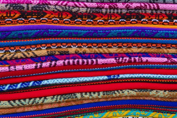 Барвистий текстиль в магазині — стокове фото