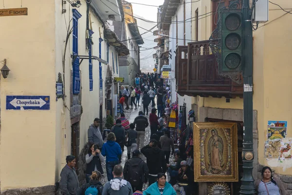 Vue sur une ruelle bondée dans la ville de Cusco au Pérou — Photo