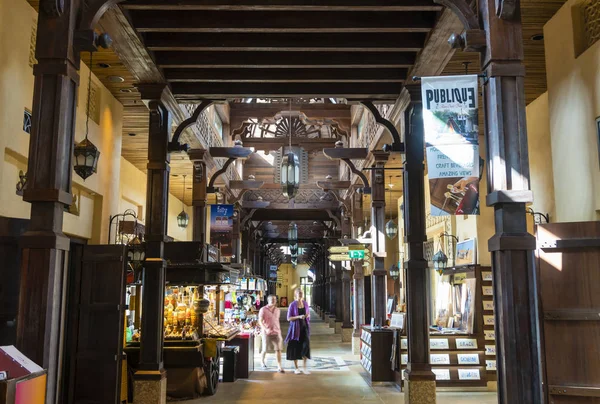 Touristes visitant le Souk Madinat Jumeirah à Dubaï — Photo