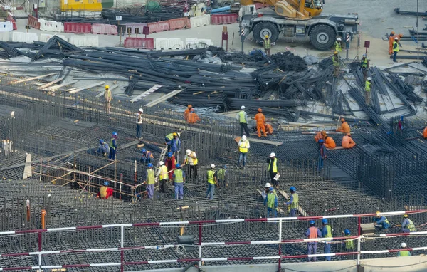 Trabalhadores em um canteiro de obras nos EAU — Fotografia de Stock