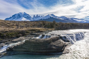 Şelale ve granit towers adlı Şili Torres del Paine Millî Parkı