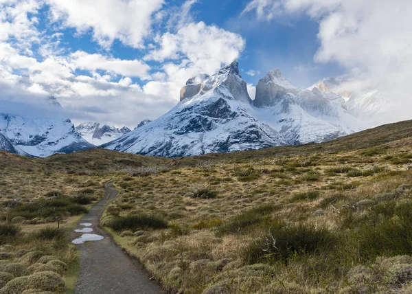 Sentier de randonnée dans le Parc National Torres del Paine au Chili — Photo