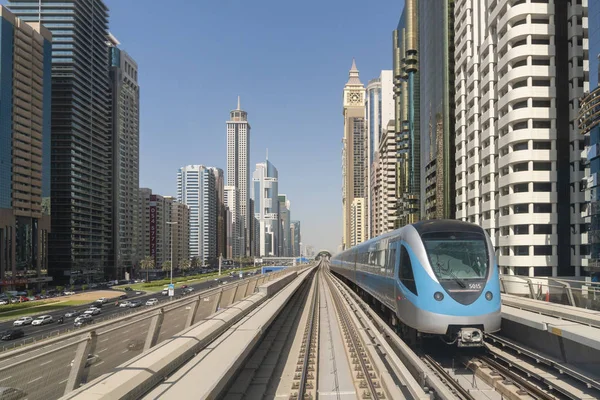 迪拜市中心的地铁列车景观 — 图库照片
