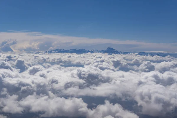 Berggipfel über Wolken — Stockfoto