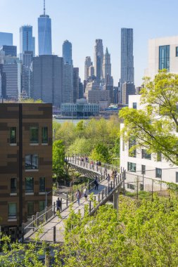 New York'ta Brooklyn Bridge Park doğru bir geçit üzerinde yürüyen insanlar