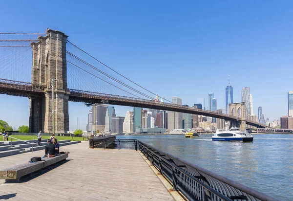 Turistas visitando el Puente de Brooklyn — Foto de Stock