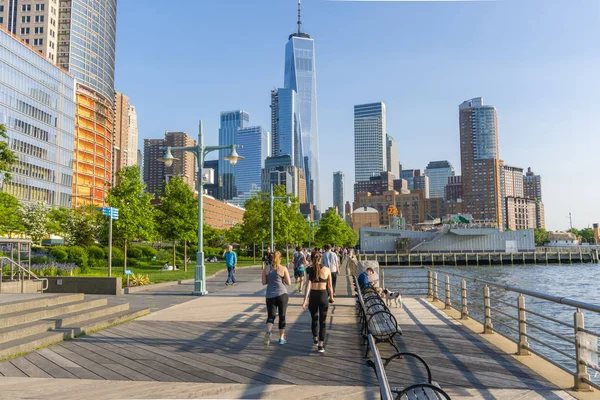 Les gens marchent et font du jogging le long de la promenade à New York — Photo