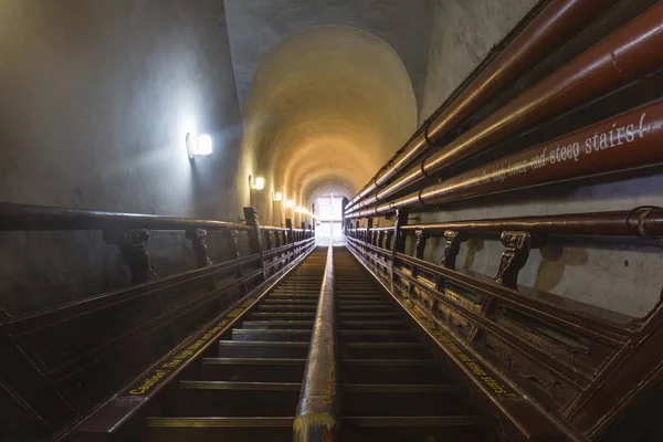 Escalera empinada dentro de la Torre del Tambor en Beijing —  Fotos de Stock