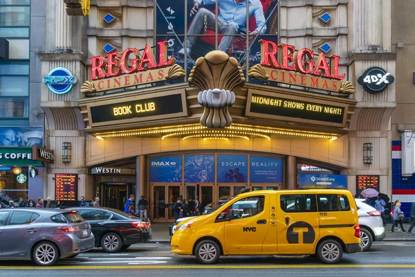 Mensen een bezoek aan de Regal Cinema in New York City — Stockfoto