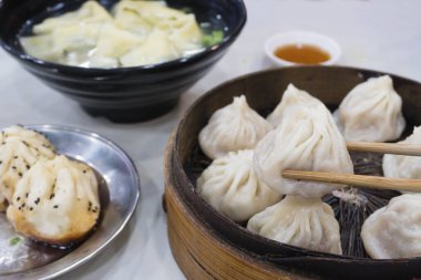 Hamur tatlısı, mantı ve xiaolongbao dahil olmak üzere geleneksel Shanghai gıda