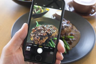 Sığır eti biftek smartphone ile resim çekmek