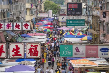 Hong Kong'da bir semt pazarı alışveriş insanlar