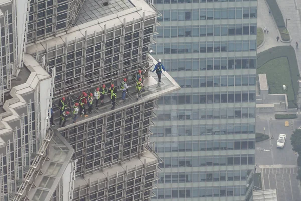 Pessoas andando fora de um arranha-céu em Xangai — Fotografia de Stock