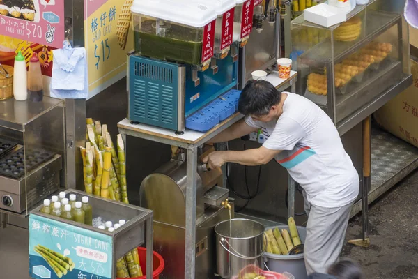 Puesto de comida en Hong Kong vendiendo bebidas y comida callejera — Foto de Stock