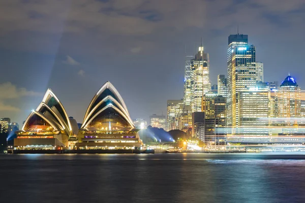 Opéra de Sydney et CBD la nuit — Photo