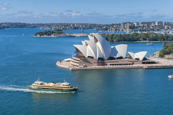 Vista da Ópera de Sydney com balsa passando — Fotografia de Stock