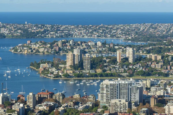 Domy a apartmány podél pobřeží Sydney Harbour — Stock fotografie