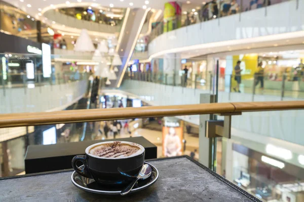 Genieten van koffie in een winkelcentrum — Stockfoto