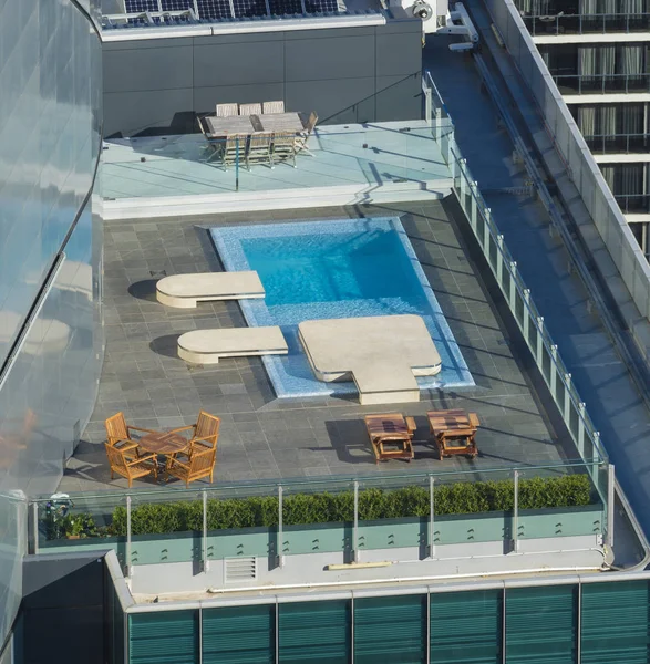 Piscina no último piso — Fotografia de Stock