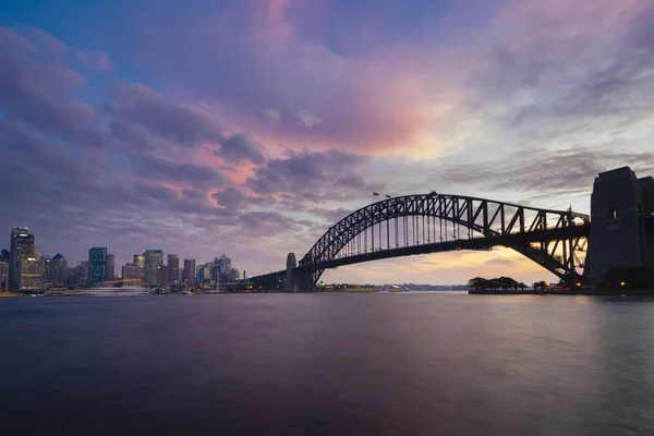 Sydney CBD et Harbour Bridge au coucher du soleil — Photo