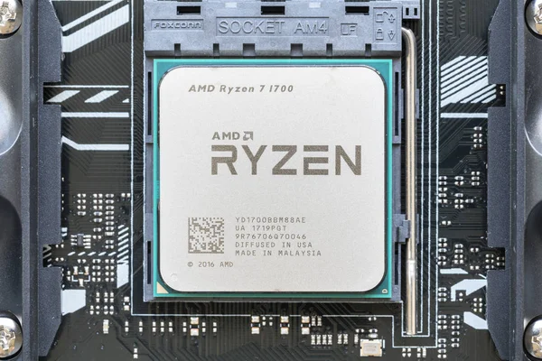 Gros plan du processeur AMD Ryzen 7 1700 sur la carte mère — Photo