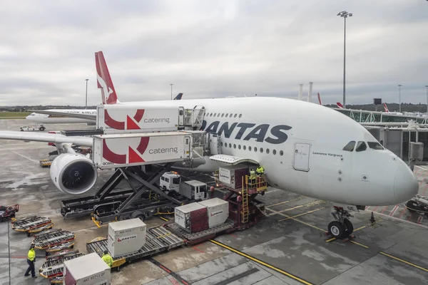 Qantas A380 Flugzeug am Flughafen Melbouren angedockt Stockfoto