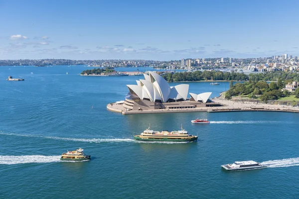 Vista da Ópera de Sydney com balsas passando — Fotografia de Stock