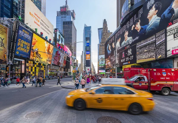 Personas y tráfico en Times Square en la ciudad de Nueva York — Foto de Stock